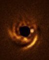 Autor: ESO/F. Maio et al./T. Stolker et al./ ALMA (ESO/NAOJ/NRAO)/N. van der Marel et al. - Snímek vlevo, pořízený pomocí dalekohledu ESO VLT, ukazuje možnou planetu rodící se kolem mladé hvězdy HD 135344B. Snímek byl pořízen novým přístrojem VLT ERIS. Středový černý kruh odpovídá koronografu - zařízení, které blokuje světlo hvězdy a odhaluje tak slabé detaily v jejím okolí. Bílý kroužek označuje polohu planety.

Snímek vpravo je kombinací předchozích pozorování pořízených přístrojem SPHERE rovněž na VLT (červená barva) a soustavou ALMA (oranžová a modrá barva). Tyto ani jiné předchozí studie HD 135344B nenašly stopy po společníkovi, ale ERIS možná konečně odhalil viníka zodpovědného za spirální disk hvězdy.