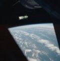 Autor: NASA - Kosmická loď Sojuz fotografovaná z paluby kabiny velitelského modulu Apollo.