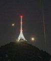 Autor: Jakub Kuřák - Uikátní snímek východu Venuše a Jupiteru s měsíčky za Ještědem, které doplnila Perseida ráno 12. 8. 2025