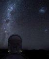 Autor: Pavel Gabzdyl - Mléčná dráha, blízké galaxie (Magellanovy oblaky) a množství hvězd nad ESO/Paranal/VLT v Chile