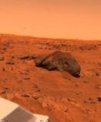 Autor: NASA/JPL - Balvan zvaný Big Joe v Chryse Planitia zaznamenala jedna z kamer Vikingu 1 v ranních hodinách krátce po přistání v roce 1976