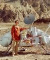 Autor: NASA/JPL - Carl Sagan jako jeden z hlavních otců mise Viking u modelu přistávací části