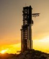 Autor: SpaceX - Sestava Super Heavy Starship před letem IFT-10 v srpnu 2025 na orbitální rampě kosmodromu Starbase v Boca Chica v Texasu