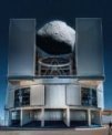 Autor: ESO/M. Kornmesser, A. Ghizzi Panizza (www.albertoghizzipanizza.com). Asteroid model: T. Santana-Ros - Tato umělecká představa ilustruje velikost asteroidu 1998 KY26 ve srovnání s jedním z dalekohledů VLT, který má hlavní zrcadlo o průměru přibližně 8 metrů. Jak ukázala nedávná studie provedená pomocí VLT ESO, 1998 KY26 má šířku pouze 11 metrů, což znamená, že by se asteroid vešel dovnitř konstrukce samotného dalekohledu, který jej pozoroval. Tento obrázek obsahuje osobu pro porovnání velikosti v pravém dolním rohu.