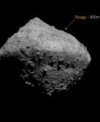 Umělecká představa srovnání velikosti mezi předchozím cílovým asteroidem japonské vesmírné mise Hayabusa2, 162173 Ryugu, a 1998 KY26. Po úspěšné misi na 162173 Ryugu byl jako další cíl sondy Hayabusa2 vybrán asteroid 1998 KY26. Nyní nová studie provedená pomocí VLT ESO ukázala, že tento asteroid má šířku pouze 11 metrů, což z něj činí mnohem obtížnější cíl pro přistání, než se původně předpokládalo.