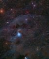 Autor: ESO/Meingast et al., ESO/ Digitized Sky Survey 2 - Vlevo: Infračervený snímek pořízený pomocí dalekohledu VISTA ESO ukazuje polohu bludené planeta Cha 1107-7626 na obloze. Planeta se jako tečka nachází přesně ve středu snímku. Vpravo: Snímek ve viditelném světle, který je součástí projektu Digitized Sky Survey 2. Planeta (zde není vidět) se též nachází uprostřed snímku.