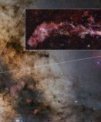 Autor: ALMA(ESO/NAOJ/NRAO)/S. Longmore et al. Stars in inset: ESO/D. Minniti et al. Milky Way: ESO/S. Guisa - Tento snímek ukazuje polohu centrální molekulární zóny (CMZ), oblasti v jádru naší galaxie bohaté na husté a složité plynové mraky. Tato zóna byla zmapována pomocí observatoře ALMA (Atacama Large Millimeter/submillimeter Array) v rámci projektu ALMA CMZ Exploration Survey (ACES). Vložený snímek je z projektu ACES, na kterém jsou různé molekuly zobrazeny různými barvami. Celý snímek – největší, jaký kdy byl pořízen pomocí ALMA – je dlouhý jako tři úplňky vedle sebe na obloze.