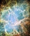 Autor: (c) NASA/ESA/J. Hester a A. Loll (Arizona State University) - Krabí mlhovina pozorovaná Hubbleovým kosmickým teleskopem. Jde o pozůstatek po supernově, která byla na Zemi viditelná v roce 1054. Tato supernova tedy explodovala přibližně před 1000 lety a pozůstatek se dnes nachází asi 2000 parseků od Slunce. Kdyby se takový výbuch odehrál blíž, do 100 pc, byl by na obloze mnohem jasnější. Pozůstatky supernovy, která mohla souviset s anomálií berylia-10, už dnes jako mlhovina pozorovatelné nejsou.