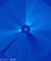 Autor: NASA/ESA/SOHO/LASCO C3 - Kruhový oblak částic, CME, po erupci X5 11. 11. 2025. Všimněte si, že sotva se vydal do kosmu oblak plazmatu, stihly senzor zasáhnout vysokoenergetické protony, které způsobily silné zrnění v obrazu. To je důkazem, že šlo o opravdu silnou a dobře mířenou erupci.