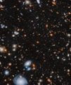 Autor: ESA/Webb, NASA & CSA, G. Rihtaršič (University of Ljubljana, FMF), R. Tripodi (University of Ljublja - Snímek části kupy galaxií MACS J1149.5+2223 z dalekohledu Jamese Webba byl vytvořen blízkou infračervenou kamerou NIRCam. Díky hodinám dlouhé expozici je zde vidět mnoho velmi vzdálených galaxií načervenalých odstínů.