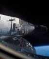 Autor: Wikipedia Commons: Gemini 7 in orbit - Přibližovací manévr lodi Gemini 6A k lodi Gemini 7.