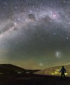 Autor: Petr Horálek/ESO. - Mléčná dráha a kometa nad Paranalem.