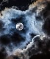 Autor: Pavel Gabzdyl - Magický vzhled úplňku za roztrhanou oblačností.
