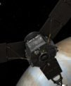 Autor: NASA - Animace letu sondy Juno okolo Jupiteru s matným Sluncem v pozadí