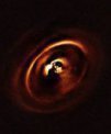 Autor: ESO, J. de Boer et al. - Protoplanetární disk kolem hvězdy RX J1615