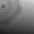 Autor: NASA/JPL-Caltech/Space Science Institute - Pohled na Sluncem osvětlený severní pól planety Saturn