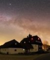 Autor: Petr Horálek - Srovnání noční oblohy nad Grand Tetonem (USA) a Jizerkou (Jizerská oblast tmavé oblohy).