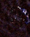 Autor: ALMA (ESO/NAOJ/NRAO), Yusef-Zadeh et al.; B. Saxton (NRAO/AUI/NSF) - Obrázek centra Mléčné dráhy z observatoře ALMA ukazuje umístění 11 mladých protohvězd v oblasti okolo 3 světelných let od zdroje Sagittarius A*. Linky ukazují směr bipolárních laloků vytvořených vysokorychlostními výtrysky od protohvězd. Umělá hvězda ve středu obrázku označuje umístění Sagittarius A*.