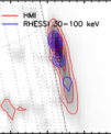 Invertovaný snímek erupce pozorované 20. listopadu 2012 nad okrajem Slunce přístrojem HMI. Konturami jsou překresleny zdroje jednak izofoty HMI (červeně) a také zdroje tvrdého rentgenového záření měřeného družicí RHESSI (modře).