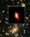 Autor: ALMA (ESO/NAOJ/NRAO), NASA/ESA Hubble Space Telescope, W. Zheng (JHU), M. Postman (STScI), the CLASH - Kupa galaxií MACS J1149.5+2223 – pohled HST a ALMA