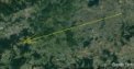Autor: Google/AsÚ AV ČR. - Průmět atmosférické dráhy bolidu z 15. června 2018 na zemský povrch (žlutá šipka). Skutečná délka vyfotografované atmosférické dráhy je 77 km a bolid jí uletěl přibližně za 6 s.