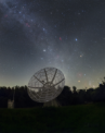 Autor: Petr Horálek. - Ondřejovský 10m sluneční radioteleskop a hvězdy před zářijovým rozbřeskem.