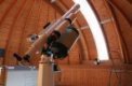 Autor: Z. Moravec - Dalekohledy v severozápadní kopuli slouží pro veřejná pozorování. Čočkový dalekohled s objektivem 150/2250 mm pro pozorování sluneční fotosféry, čočkový dalekohled s objektivem 152/900 mm pro pozorování sluneční chromosféry v čáře H-alfa a dalekohled konstrukce Schmidt-Cassegrain se zrcadlem 355/3910 mm pro večerní pozorování.