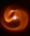 Autor: ESO/Callingham et al. - Kosmický had - spirálovité prachové struktury v trojhvězdném systému