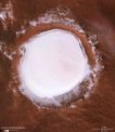 Autor: ESA/DLR/FU Berlin, CC BY-SA 3.0 IGO - Snímek kráteru Koroljov byl sestaven z pěti samostatných obrázků