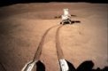 Autor: CNSA/Xinhua - Pojízdná laboratoř Yutu-2 na odvrácené straně Měsíce