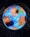Autor: Václav Glos - Umělecká představa systému HD 99458, který sestává z modrobílé hlavní složky a malého červeného trpaslíka. Obrázek schematicky ukazuje všechny pozorované efekty na hlavní hvězdě – silné magnetické pole, chemické skvrny (tmavě modře a žlutě) a hvězdné pulzace znázorněné střídajícími se oranžovými a modrými oblastmi povrchu.