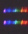 Autor: Lukáš Shrbený, Astronomický ústav AV ČR. - Čtyři vybrané snímky spektra jedné epsilon Perseidy z 14. září 2015. V levém sloupci je zachycen tvar při průletu meteoru a jeho stopa (snímek f13), v prostředním sloupci je pak spektrum 1. a v pravém sloupci 2. řádu. Zjasnění odpovídající významným spektrálním čarám vypovídající o složení tělesa i okolní atmosféry jsou dobře patrná.
