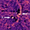 Autor: J. Wang, Caltech - Snímek znázorňující protoplanety PDS 70b a PDS 70c označené bílými šipkami