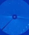 Autor: SOHO/NASA/ESA/M. Gembec - Kometa C/2020 F3 (NEOWISE) zaznamenaná koronografem SOHO. Pozice odpovídají zhruba 11. hodině UT každého dne od 23. do 27. června. Slunce je na snímku vyznačeno bílým kolečkem pod terčíkem, který ho zakrývá.