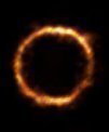 Autor: ALMA (ESO/NAOJ/NRAO), Rizzo et al. - Galaxie SPT0418-47 zobrazená gravitační čočkou