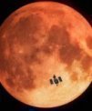Autor: NASA/ESA/Hubble/M. Kornmesser - Umělecké ztvárnění HST pozorujícího úplné zatmění Měsíce