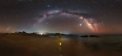 Autor: Tomáš Slovinský - Úžasné podmínky na Krétě – majestátní oblouk Mléčné dráhy, jasné planety Jupiter a Saturn a jako bonus jasná kometa NEOWISE (úplně vlevo).