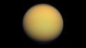 Autor: NASA/JPL-Caltech/Space Science Institute, CC BY-SA - Saturnův měsíc Titan je zahalen do husté vrstvy oranžové mlhy