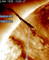 Autor: Juraj Lörinčík - Momentky z erupce filamentu 28. 4. 2015. Zcela nahoře je dobře patrný filament zobrazený ve spektrálním kanále na 19,3 nm, který byl studován, vloženo je pozdější pozorování přesvědčivě ukazující koronální ztmavnutí. Na dolním obrázku je zobrazen řez čas-vzdálenost procházející oblastí koronálního ztmavení. Modrou čarou je zde naznačen vývoj filamentu (ten však probíhal v jiné části snímku!). Na řezu je dobře patrná žebrovaná struktura výtoku slunečního větru poté, co filament opustil vliv Slunce a v atmosféře se vytvořila přechodná koronální díra.