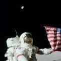 Autor: NASA - E. Cernan na povrchu Měsíce u vlajky USA, v pozadí Země.