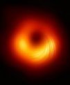 Autor: EHT Collaboration - Pohled na okolí černé díry v galaxii M87 v polarizovaném záření