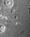 Autor: NASA/JPL-Caltech/SwRI - Detailní snímek části polokoule Ganymedu, která nebyla osvětlena Sluncem – fotografii pořídila navigační kamera Stellar Reference Unit