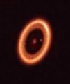 Autor: ALMA (ESO/NAOJ/NRAO)/Benisty et al. - Systém PDS 70 pohledem ALMA, exoplaneta PDS 70c je obklopena cirkumplanetárním diskem