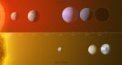 Autor: ESO/L. Calçada/M. Kornmesser (Acknowledgment: O. Demangeon) - Infografika nabízí srovnání exoplanetárního systému hvězdy L 98-59 (nahoře) a vnitřní části Sluneční soustavy (s planetami Merkur, Venuše a Země), přičemž zdůrazňuje jejich podobnosti.  

V systému červeného trpaslíka L 98-59 vzdáleného 35 světelných let od Slunce jsou známy čtyři potvrzené planety (vyobrazeny v barvách). Nejbližší planeta k centrální hvězdě má hmotnost asi poloviny Venuše. Až 30 % hmotnosti třetí planety systému by mohla tvořit voda. Existence čtvrté planety byla potvrzena, vědci však zatím neznají její hmotnost ani poloměr (její odhadovaná velikost je vyznačena čárkovaným kroužkem). Vědci rovněž nalezli známky možné existence páté planety (nejvzdálenější ze známých těles v systému).  

Vzdálenosti od hvězd a mezi jednotlivými planetami nejsou v infografice zachovány v měřítku. Diagram byl upraven tak, aby si obyvatelné zóny ve Sluneční soustavě i v systému L 98-59 zhruba odpovídaly. Uvedena je také teplotní stupnice (v Kelvinech, K). Země a pátá nepotvrzená planeta systému L 98-59 dostávají zhruba stejné množství světla a tepla od svých mateřských hvězd.
