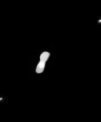 Autor: ESO/Vernazza, Marchis et al./MISTRAL algorithm (ONERA/CNRS) - Zpracovaný záběr planetky Kleopatra (uprostřed) a jejích měsíců AlexHelios a CleoSelene (nahoře vpravo a dole vlevo) .