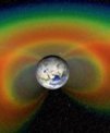 Autor: NASA/Goddard Space Flight Center/Scientific Visualization Studio - Umělecké vyobrazení znázorněné na příčném řezu oblastí v podobě dvou obřích „koblih“ záření, nazývané Van Allenovy pásy