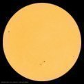 Sluneční povrch 28. 10. 2021 krátce před silnou erupcí, která nastala ve skupině skvrn AR 12887 dole pod středem disku Slunce