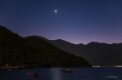 Autor: Jeff Dai - Kometa C/2021 A1 (Leonard) pod Venuší 17. 12. 2021 nad jezerem Lugu v Číně