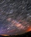 Autor: M. Lewinsky/Creative Commons Attribution 2.0 - Družice sítě Starlink vytváří na obloze těsně po vypuštění vláčky, které na fotografii dlouhou expozicí vypadají jako rovnoběžné čáry