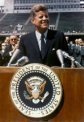 Autor: Wikimedia Commons - Prezident J. F. Kennedy během projevu na stadionu Rice University 12. září 1962